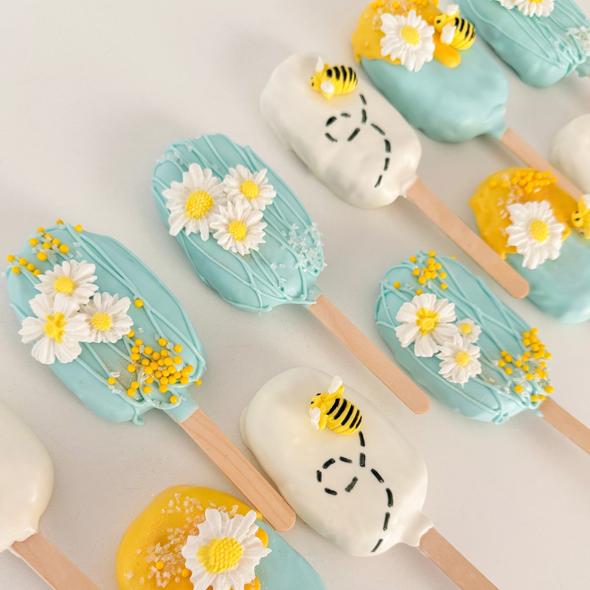 winnie the pooh cake pops, cake popsicle.